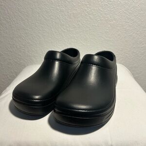 Brand New Women’s Wide KLOGS “Springfield” clogs in black leather